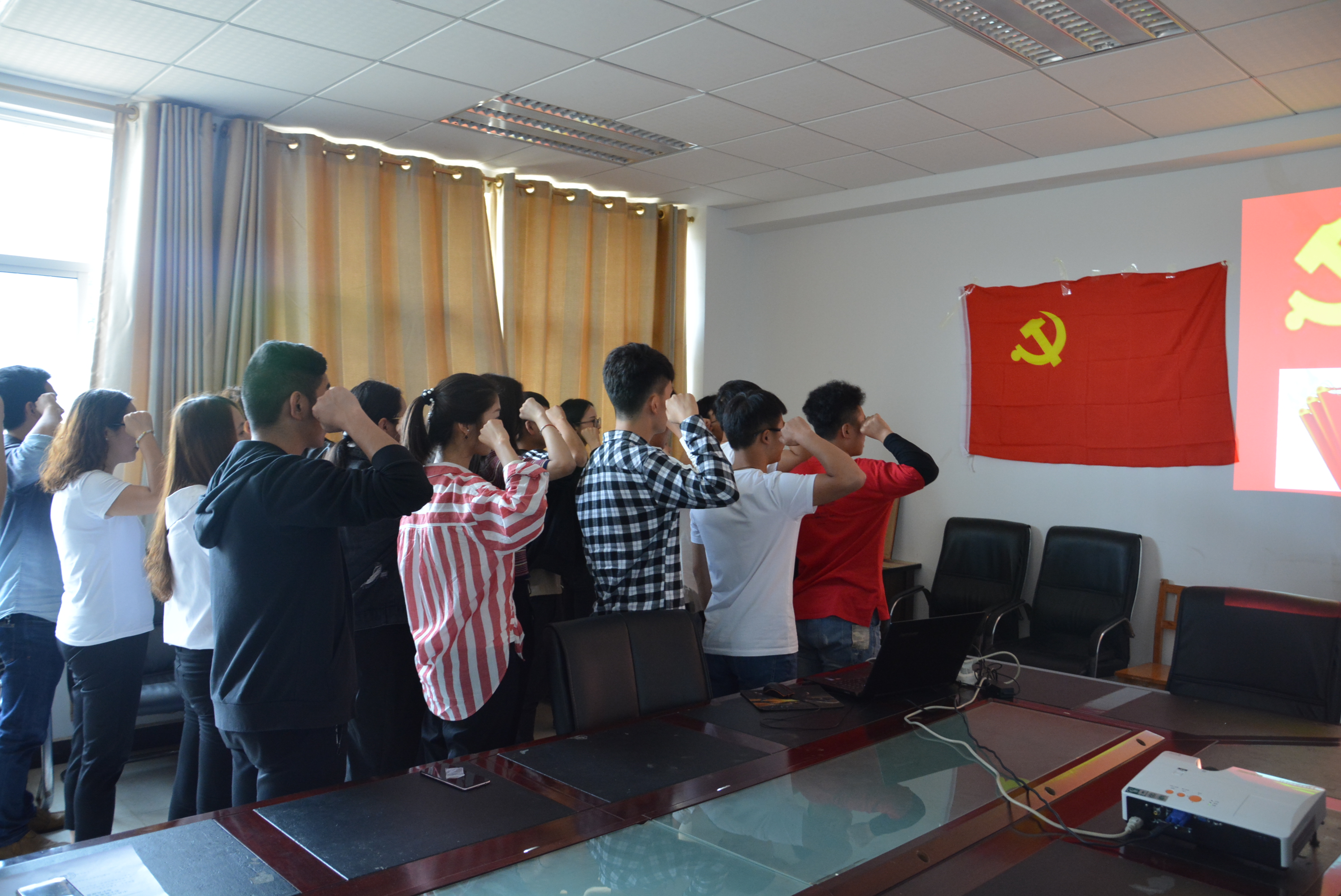我院隆重举行新党员入党宣誓暨老党员重温入党誓词活动